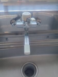 鴨川市　キッチン壁付シングル混合水栓交換