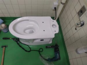 鴨川市　男子トイレ便器交換工事