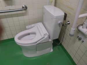 鴨川市　男子トイレ便器交換工事