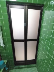 鴨川市　浴室中折戸交換
