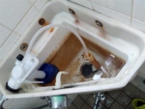 鴨川市　トイレ隅付タンク部品交換