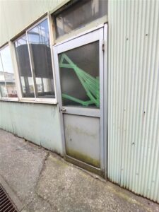 鴨川市　アルミ外開きドアガラス修理