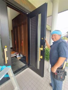 館山市　玄関両開きドアピッポットヒンジ交換工事