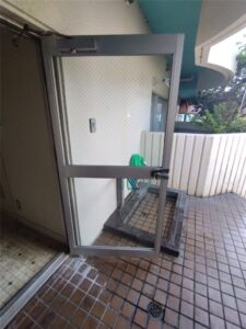 南房総市　1階入口ドアガラス修理