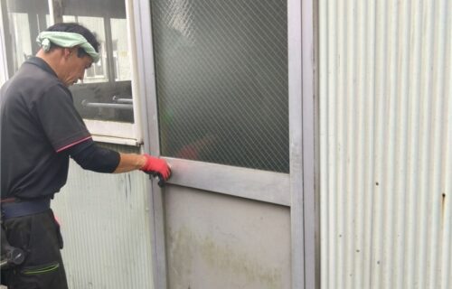 鴨川市　アルミ外開きドアガラス修理