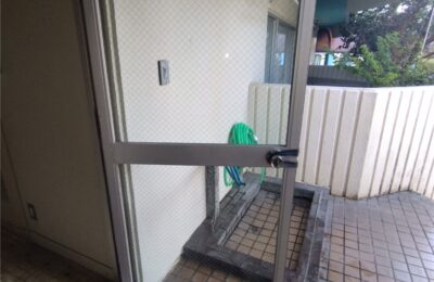 南房総市　1階入口ドアガラス修理